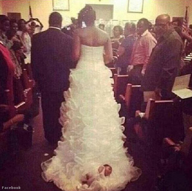 Uszályára kötve húzta maga után csecsemőjét a menyasszony – fotó
