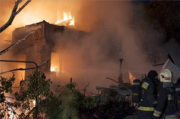 Leégett egy hétvégi ház Budapesten