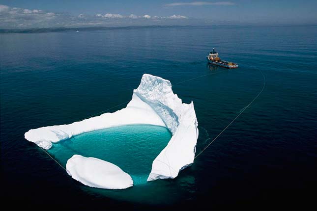 Hibernia olaj platform közeléből, így vontatták el a jéghegyet