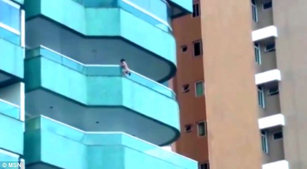 5. emeleti erkély párkányáról lógott le egy brazil kisgyerek! – videó
