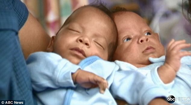 Szenzáció! 3 hét különbséggel születtek meg a csodaikrek! - videó