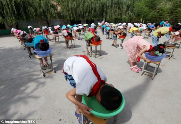 Fulladás közeli élményt gyakorolnak a kínai iskolások! - fotók