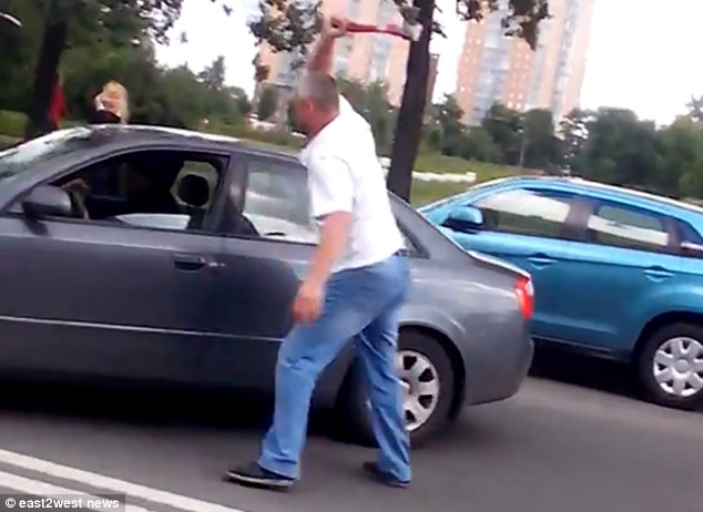 Az autóból kiszállva baltával támadt a kisgyereket szállító autóra - videó 