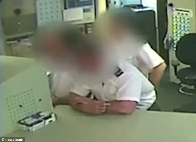 Pornót néztek a rendőrök, miközben a férfi szívinfarktust kapott cellájában 