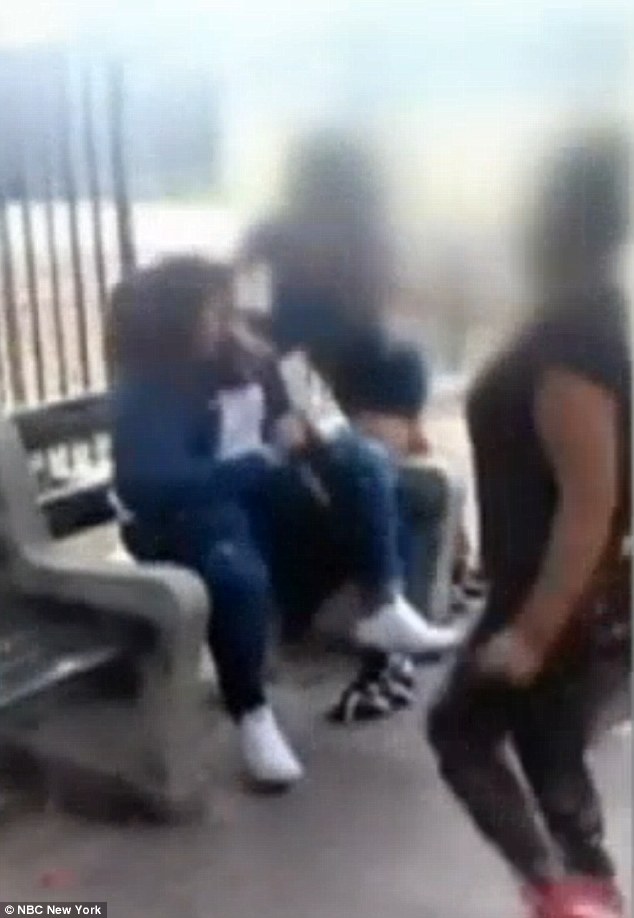 Brutálisan összeverte egy lánybanda a padon ülő 15 éves lányt! – sokkoló videó