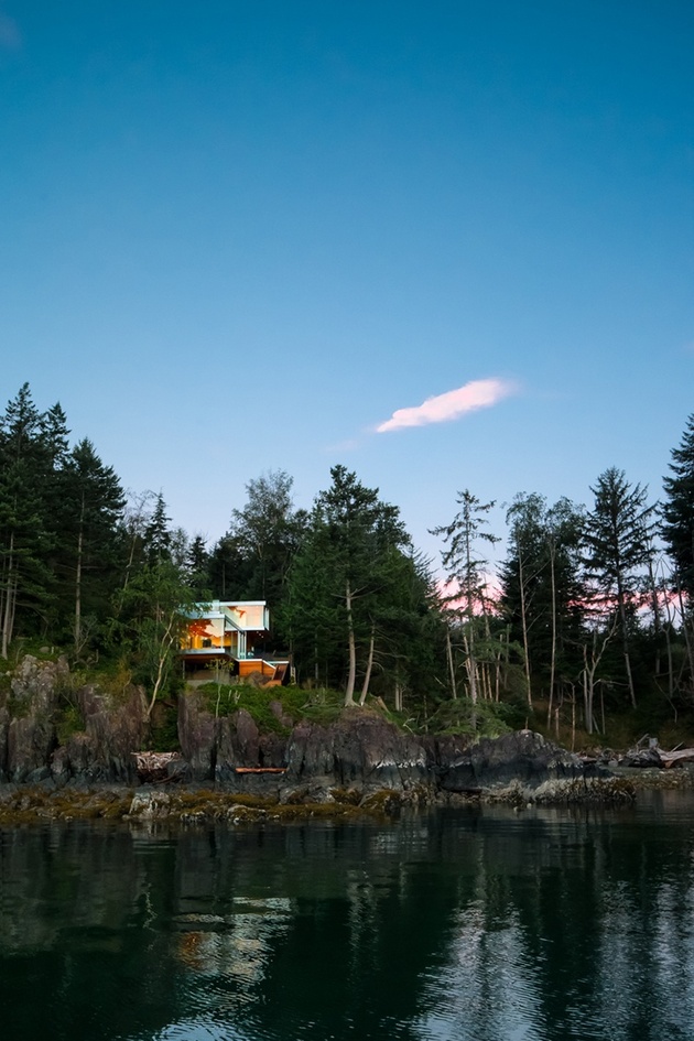 cantilevered-contemporary-escape-in-canadian-wilderness-2-far-thumb-autox945-43333 (2)