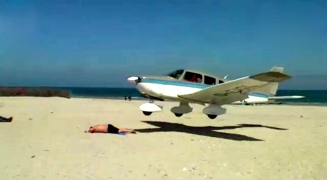  Kényszerleszállást hajtott végre a tengerparton, majdnem egy napozó emberen landolt - videó
