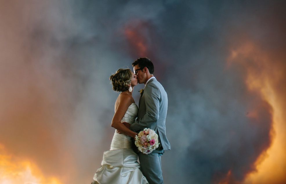 Futótűz idején házasodott össze a pár, elképesztő fotók születtek