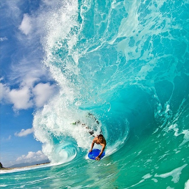 Elképesztő felvételeket készített a férfi a hullámokról