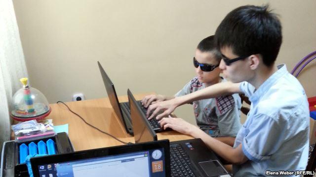 Vak tinédzser tanítja számítógépes játékokra a sorstársait