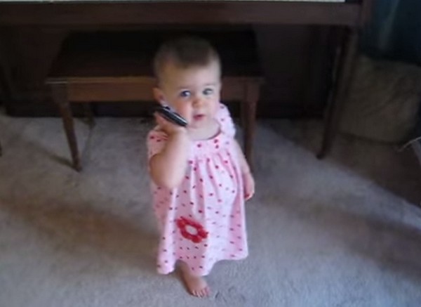 Így telefonál egy 16 hónapos kislány édesapjával- videó