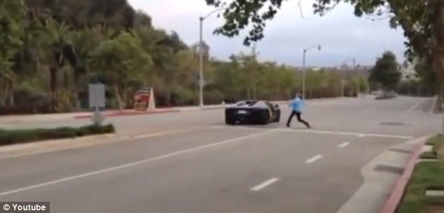 Teljes erőből kővel dobálta a Lamborghinit egy dühös férfi - videó