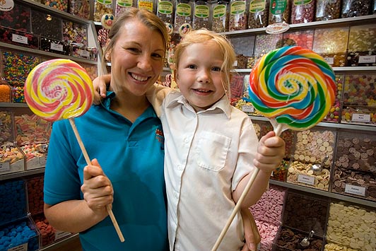 A világ legfiatalabb vállalkozója: a 8 éves kislánynak saját édességbolt hálózata van