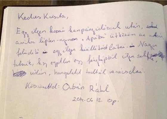 Orbán Ráhel is beírt az Orbán kiállításon kihelyezett vendégkönyvébe