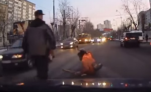 Orosz autós, aki mindenkinek segít az úton, ha bajban van! Megható videó
