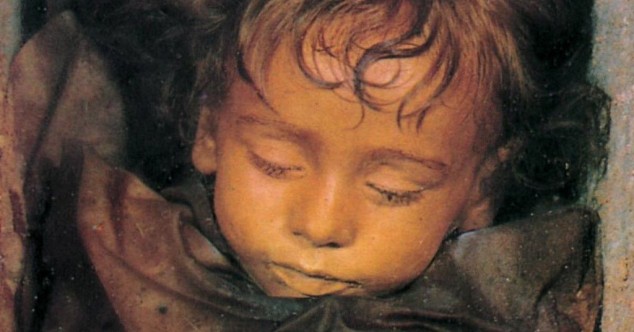 Fény derült a pislogó kislány múmiájának titkára! – videó