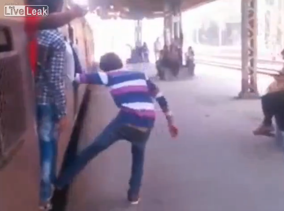 India: belehalt a tinédzser a vonatszörfbe – vigyázat: sokkoló videó!