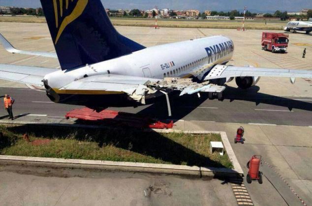 Összetört egy Ryanair repülőgép, amikor egy épületnek ütközött (kép)