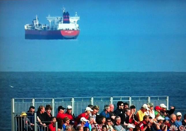 A golfbajnokságot nézők feje felett úszott el egy hajó!
