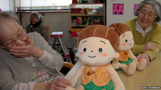 Beszélő babák enyhítik az idős japánok magányát 