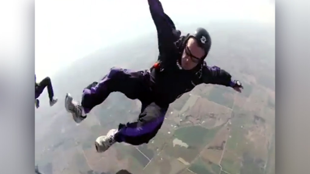 Így mentették meg társai a haláltól a levegőben elájult ejtőernyőst!  - videó