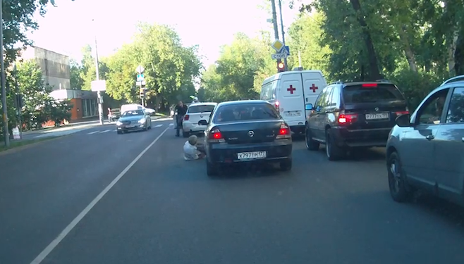 Moszkva: kiderült, ki a BMW-s, aki egyszerűen áthajtott reklamáló autós társán - durva videó 