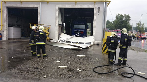 Berobbant a benzingőz egy fővárosi kamionmosóban