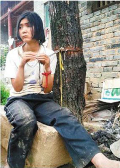20 éve tartják fához kötözve lányukat a kínai szülők