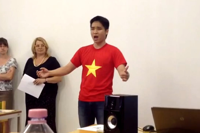 Így énekli egy vietnámi fiú a 