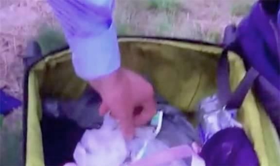 A maláj gép áldozatainak bőröndjében kutatott egy riporter! – videó
