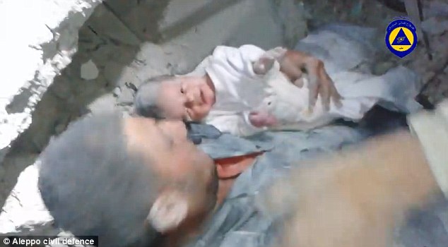 2 hónapos csecsemőt mentettek ki a romok alól Szíriában - videó