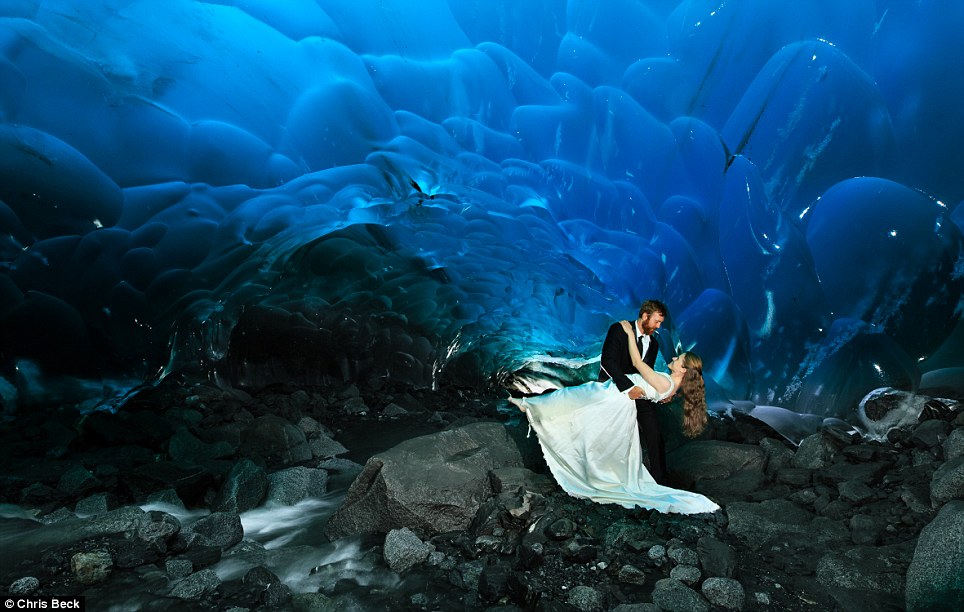 A leghűsítőbb esküvői fotózás - az alaszkai jégbarlang mélyén