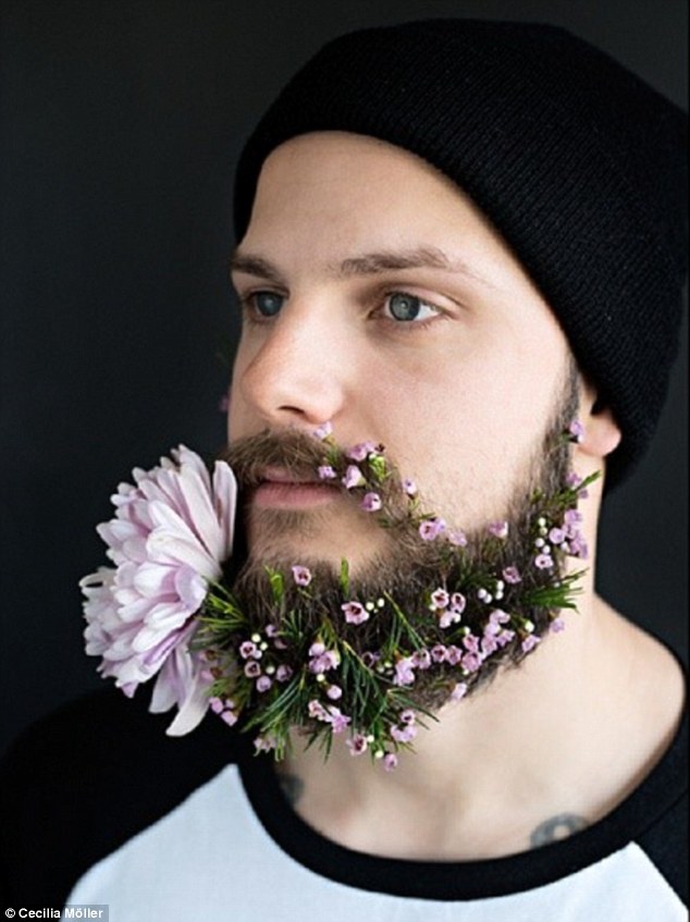 Az új trend: szakállba fűzött virágok!