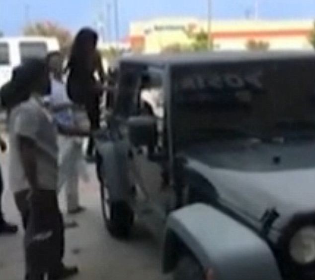 Járókelők szabadították ki a felmelegedett autóban felejtett két gyereket - videó