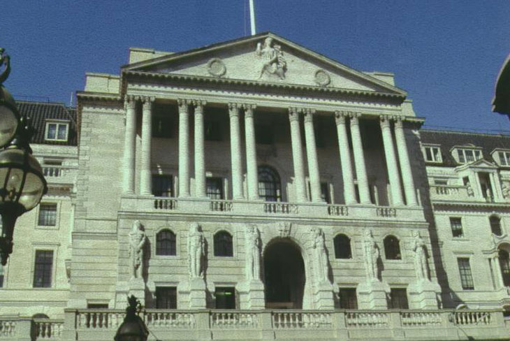 Változatlanul hagyta alapkamatát és a mennyiségi enyhítés keretét a Bank of England
