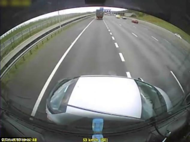 Ilyen egy előre megrendezett közúti baleset – sokkoló videó