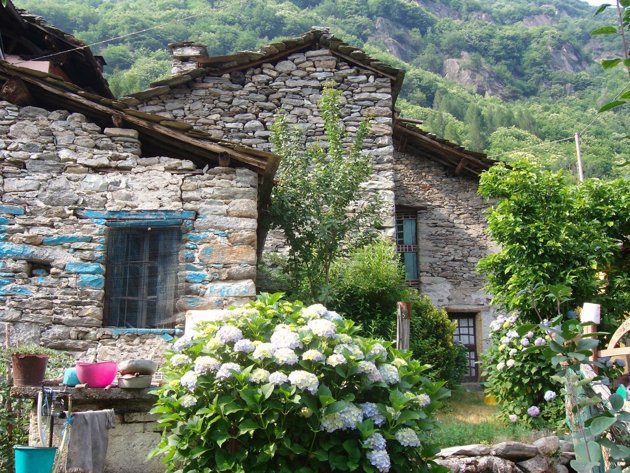 76 millió forintért árulják az olasz falut az interneten