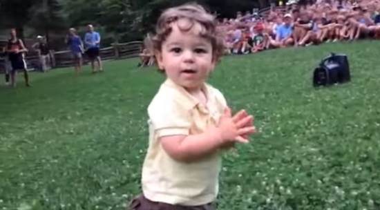 Aranyos videó: így irányít egy 1 éves kisfiú több 100 fiatalt