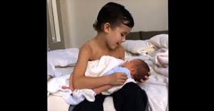 Videó: Ez történik mikor először marad kettesben az újszülöttel a bátyja 