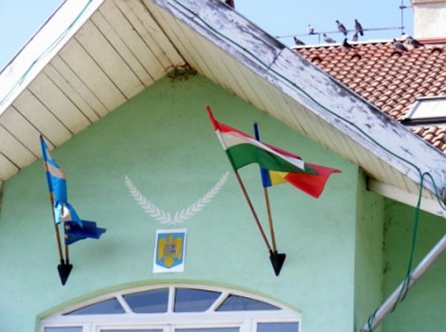 Jogerős ítélet: le kell venni a magyar zászlót a csíkmadarasi községházáról