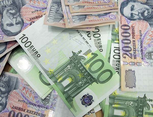 Devizapiac - 310 forint körül ingadozik az eurójegyzés