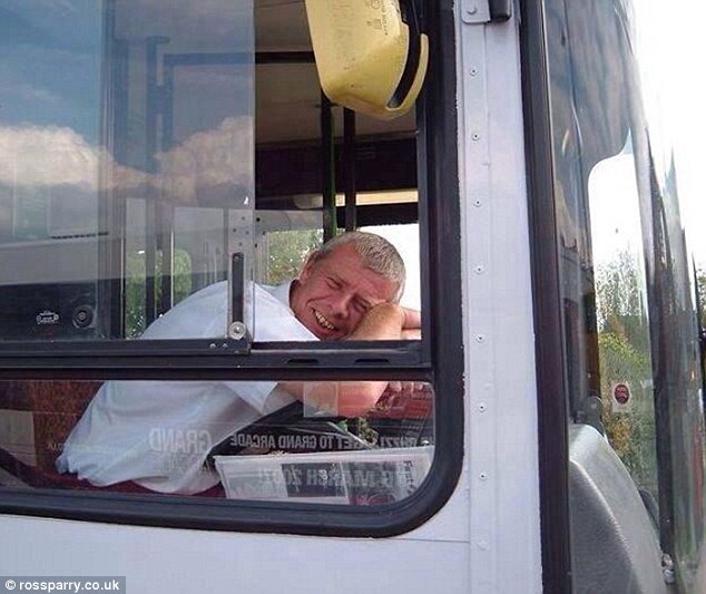 Rácsukódott a buszajtó a vezető nyakára