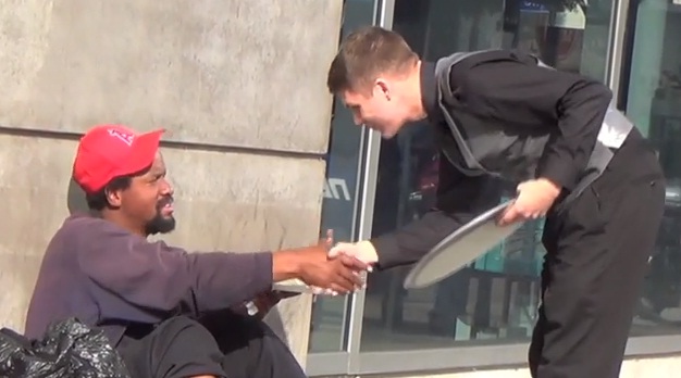 Egy pincér hajléktalanokat szolgált ki – megható videó