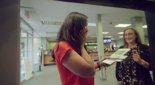 Így ajándékozta meg ügyfeleit egy kanadai bank! – videó