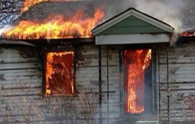 Szellemet örökítettek meg egy lángoló ház ablakában? – videó