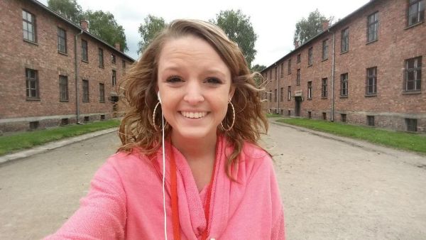 Auschwitzből küldött mosolygós szelfit a tinilány – fotó