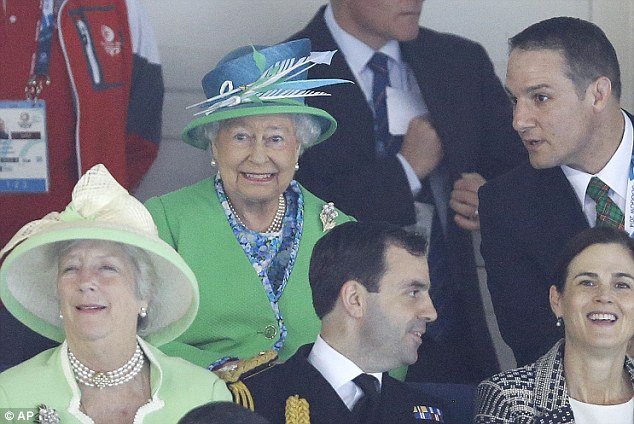 Megszívatták az angol királynőt - fotók!
