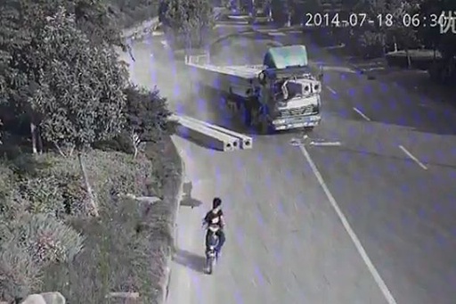 Gigantikus csoda: sértetlenül megúszta a kamionsofőr - videó