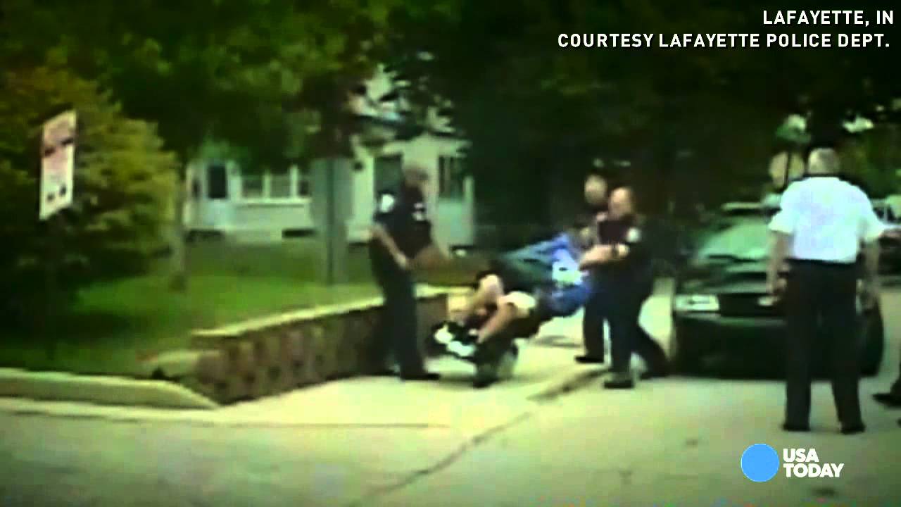 Rendőr lökte ki a kerekesszékből a mozgássérült férfit! - videó