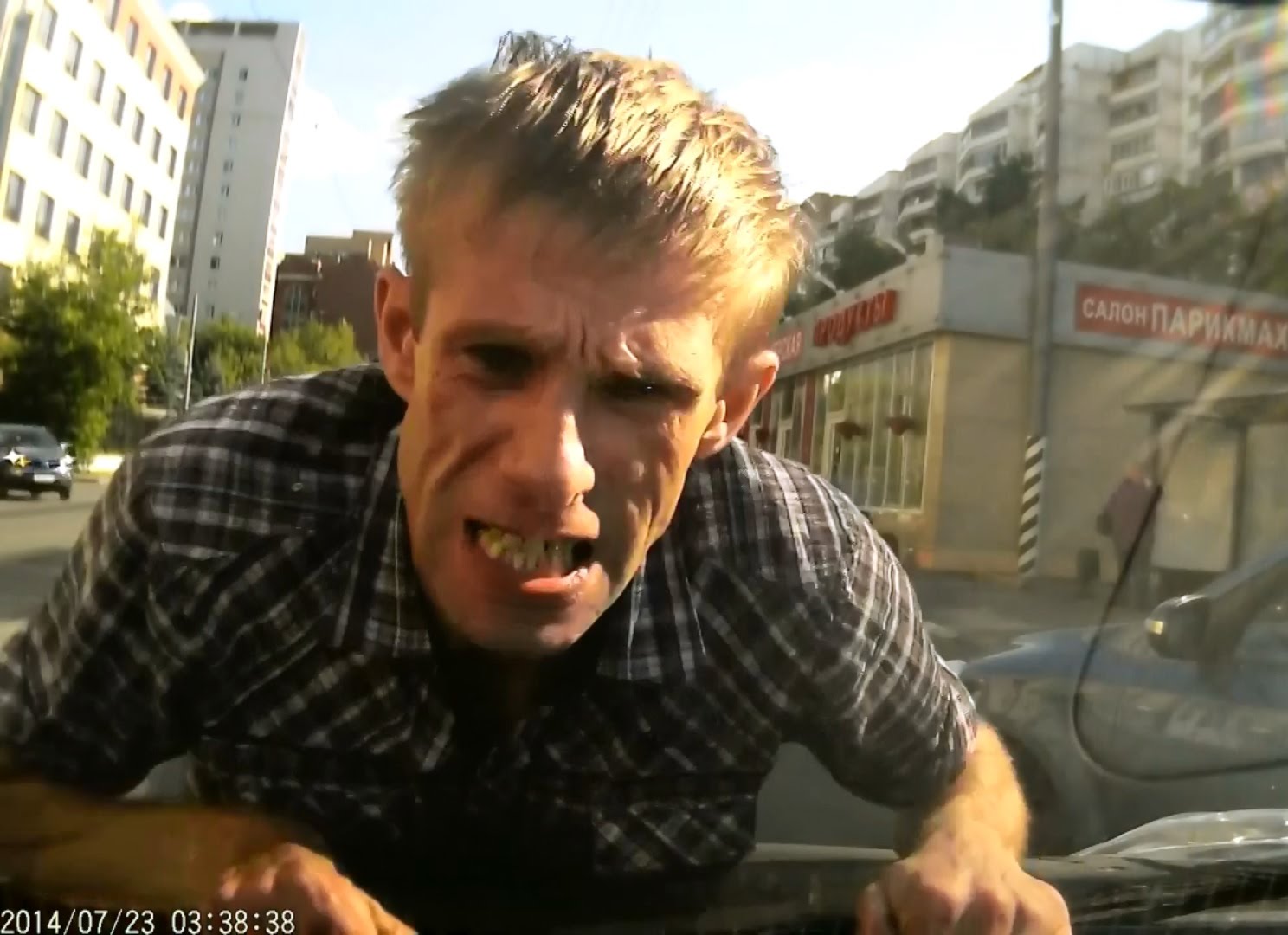 Drogos férfi ugrott a motorháztetőre! – videó